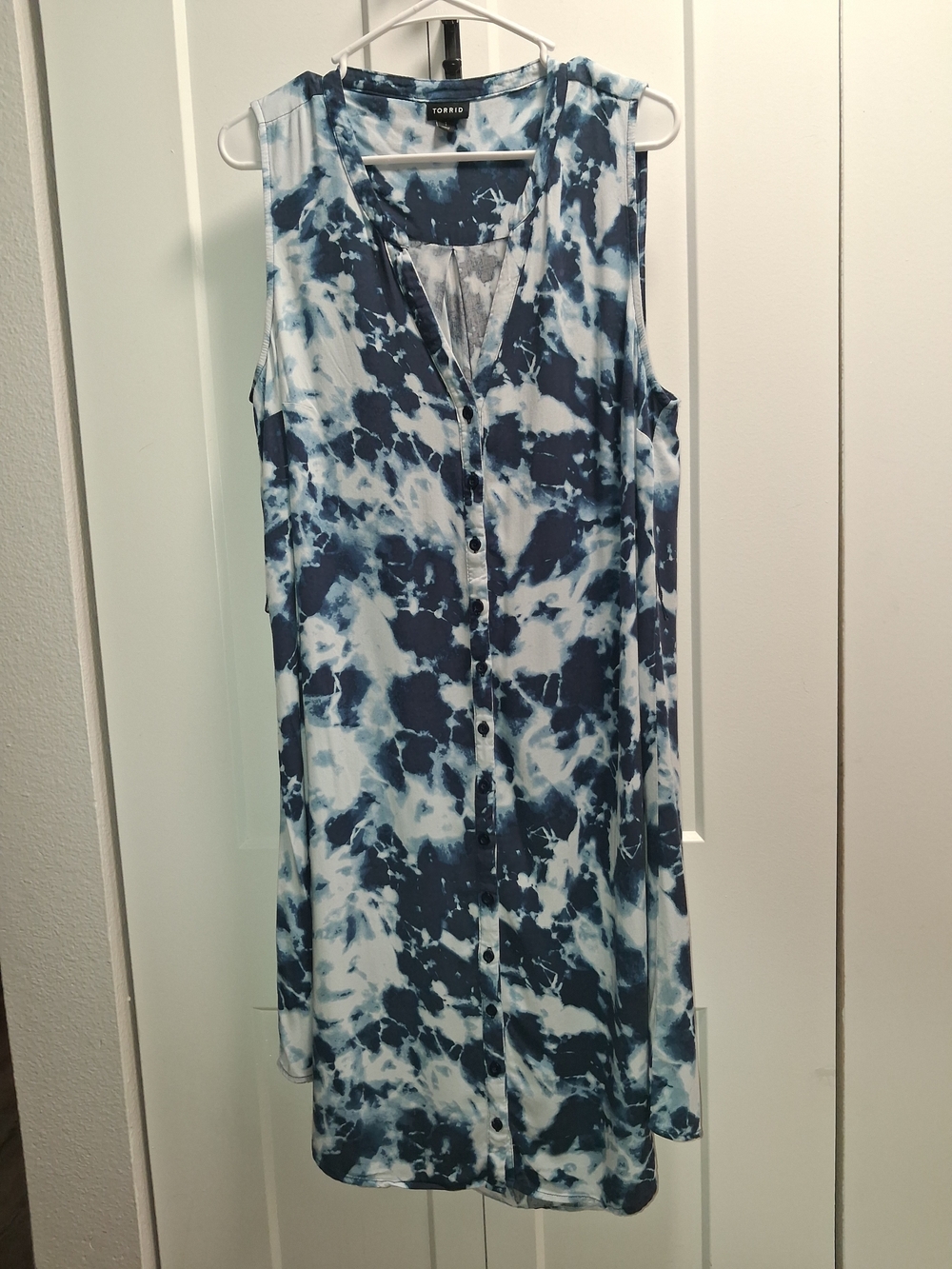 torrid Navy and White Tie-Dye Sleeveless Button-Front Tunic